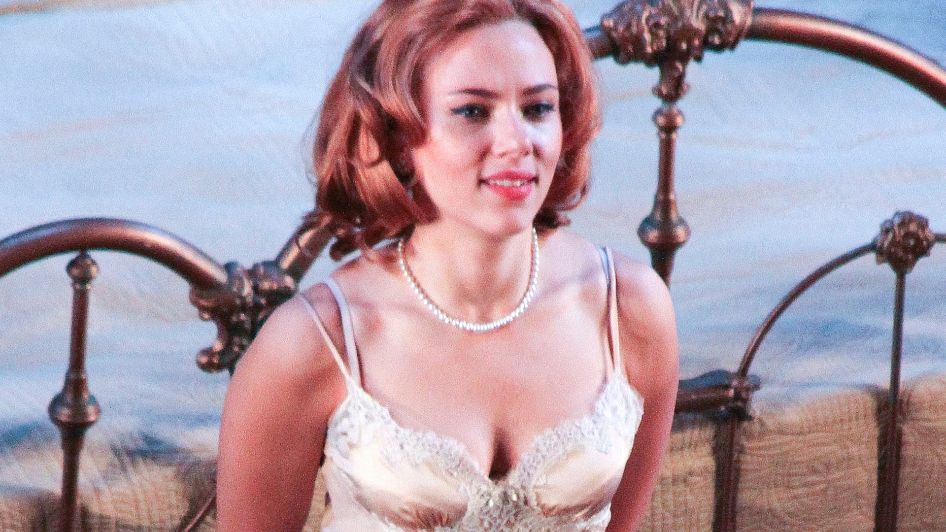 21.dez.2012 - A atriz Scarlett Johansson estreou na Broadway nesta sexta-feira (21) a peça "Gata em Teto de Zinco Quente". Na peça escrita por Tenessee Williams, ela faz o papel de Maggie, mulher que não é mais desejada pelo marido - GSI Media/The Grosby Group