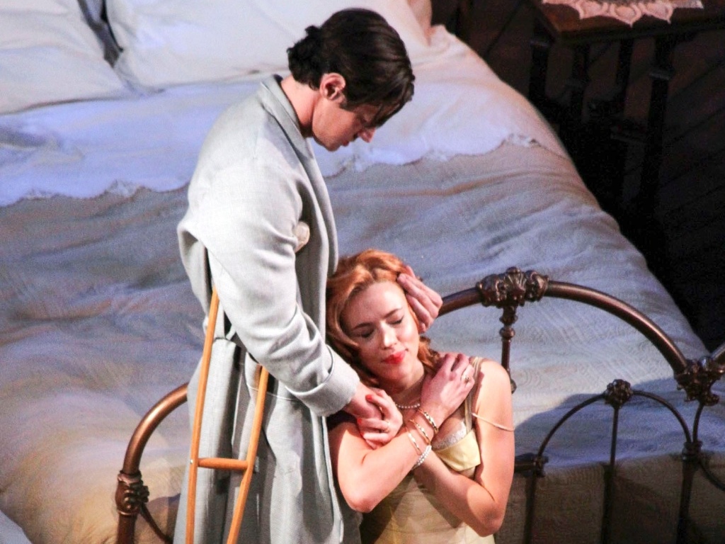 21.dez.2012 - Na peça, a personagem de Scarlett Johansson tenta recuperar a paixão do marido, um ex-jogador alcoólatra - GSI Media/The Grosby Group