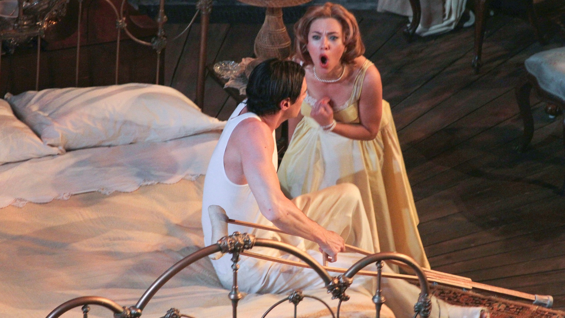 21.dez.2012 - Scarlett Johansson contracena com Bejamin Walker, que interpreta o marido alcoólatra, em "Gata em Teto de Zinco Quente" - GSI Media/The Grosby Group