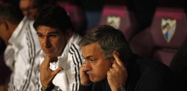 Jose Mourinho faz cara de poucos amigos durante a derrota do Real para o Málaga - REUTERS/Jon Nazca