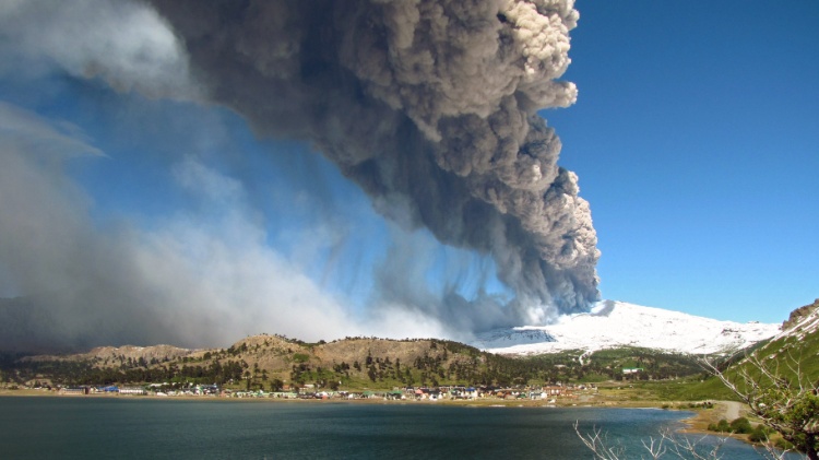 22.dez.2012 - Cinza de vulcão Copahue cobre o céu de Caviahue, localizado no sul do Chile, na zona fronteiriça com a província argentina de Neuquén