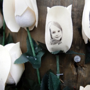 22.dez.2012 - Fotos dos mortos em tiroteio na escola primária Sandy Hook são impressas em rosas artificiais e expostas em um memorial na cidade Newtown, em Connecticu (EUA) - Seth Wenig/AFP