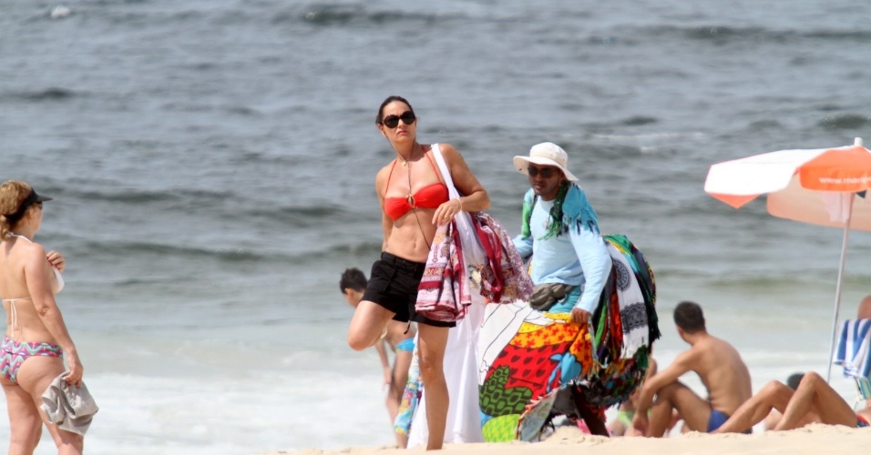 22.dez.2012 - Em ótima forma, Luiza Brunet, 50, deixa a praia após manhã de sol no Rio