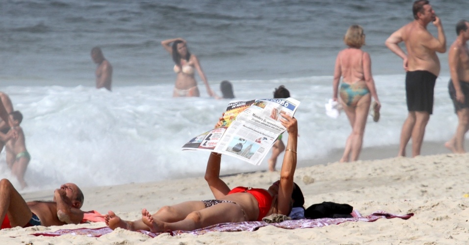 22.dez.2012 - Em manhã de sol na praia de Ipanema, Luíza Brunet aproveita para ler jornal