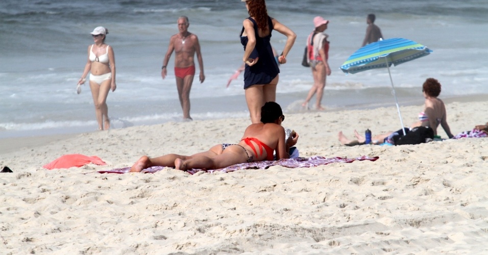 22.dez.2012 - Luíza Brunet toma sol na praia de Ipanema, no Rio de Janeiro