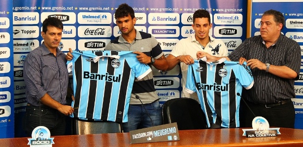 Rui Costa (e) admite que enfrenta dificuldades para acertar com reforço de "peso"  - Lucas Uebel/Divulgação Grêmio 