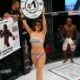 Ex-BBB Laisa Portela debutou como ring girl durante o Jungle Fight 47, em Porto Alegre - Jefferson Bernardes/Agência Preview.com