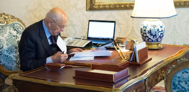 Giorgio Napolitano verifica documentos no Palácio Quirinale, em Roma -  Handout . / Reuters
