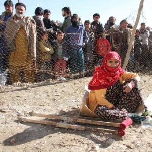 Afegãos esperam para receber mantimentos de inverno distribuídos pelo Alto Comissariado da Organização das Nações Unidas em dezembro de 2012 - S. Sabawoon/EFE