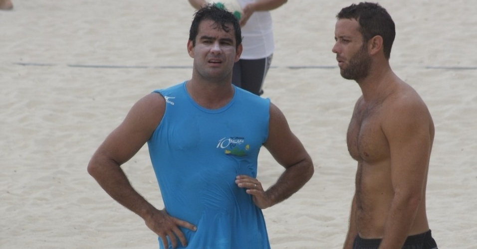23.dez.2012 - Com protetor solar no rosto, o ator Thierry Figueira curte praia do Leblon, no Rio de Janeiro, junto com os amigos