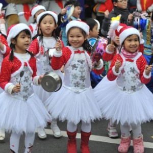 Crianças vestidas com trajes de Natal fazem barulho com panelas durante um desfile em Taipei, na China - Mandy Cheng/AFP