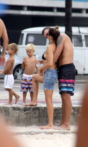 23.dez.2012 - Fernanda Lima curte o domingo na praia do Leblon, no Rio de Janeiro, com os dois filhos e o marido, Rodrigo Hilbert