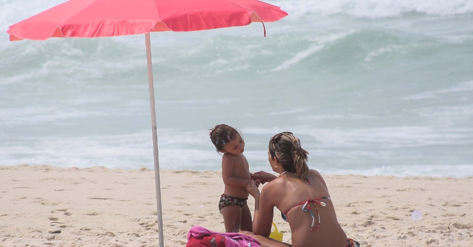 23.dez.2012 - Mãe e filha curtem praia da Barra da Tijuca, no Rio de Janeiro, neste domingo (23)