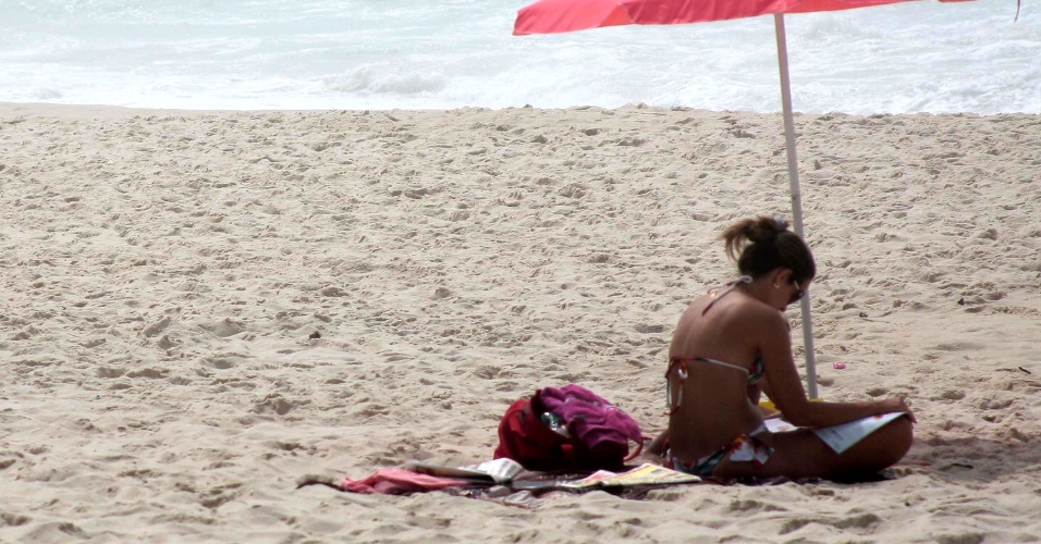 23.dez.2012 - Mulher curte praia da Barra da Tijuca, no Rio de Janeiro, neste domingo (23). Os termômetros podem marcar 34°C na capital carioca, na próxima segunda-feira (24)