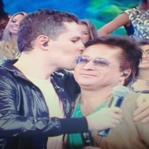 23.dez.2012 - Pedro Leonardo beija o pai Leonardo durante programa "Domingão do Faustão" - Reprodução/TV Globo