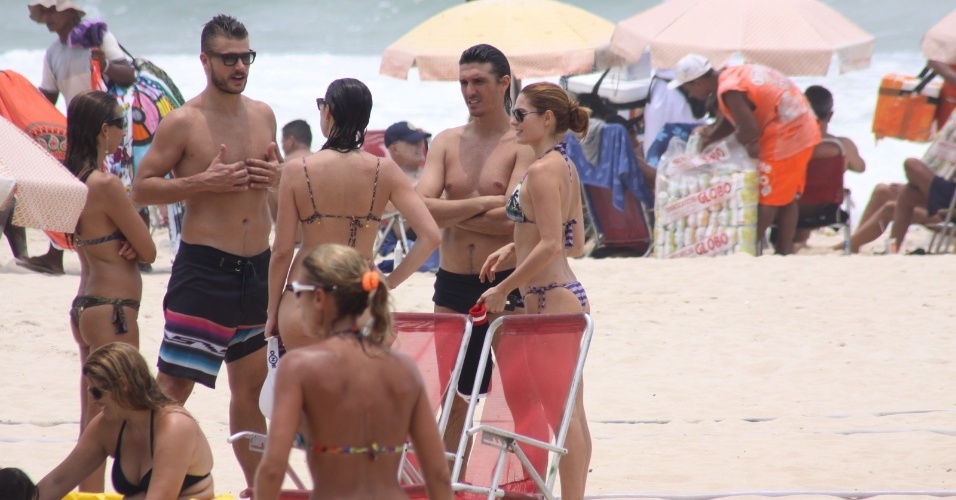 23.dez.2012 - Rodrigo Hilbert aproveita domingo na praia do Leblon com os amigos, no Rio de Janeiro