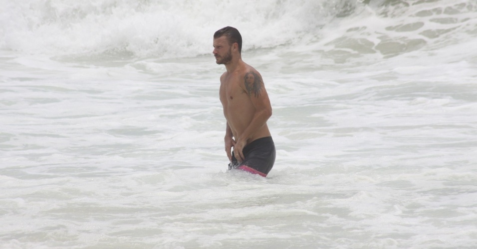 23.dez.2012 - Rodrigo Hilbert mergulha no mar após jogar vôlei com os amigos na praia do Leblon, no Rio de Janeiro