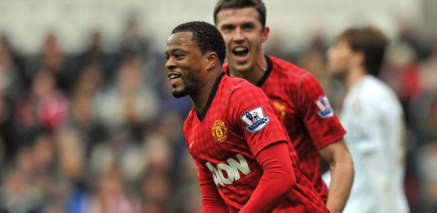 Evra comemora o gol marcado na partida entre Manchester United e Swansea  - AFP PHOTO/PAUL ELLIS
