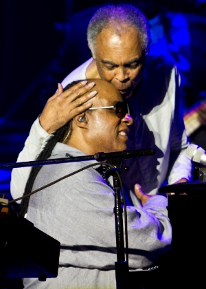 Gilberto Gil beija Stevie Wonder durante show no Imperator, Rio de Janeiro - Divulgação/Marcos Hermes