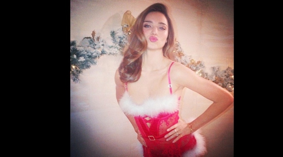 23.dez.2012 - A modelo Miranda Kerr divulgou uma imagem onde aparece vestida de Mamãe Noel. A top é uma das angels da marca Victoria's Secret