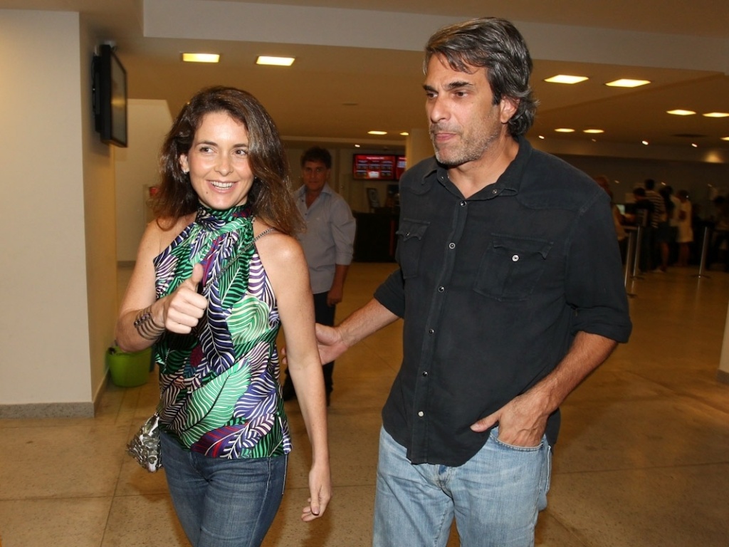 23.dez.2012 - Claudia Abreu e o marido, José Henrique Fonseca, chegam ao show de Stevie Wonder e Gilberto Gile, no Imperator, no Rio - Foto Rio News