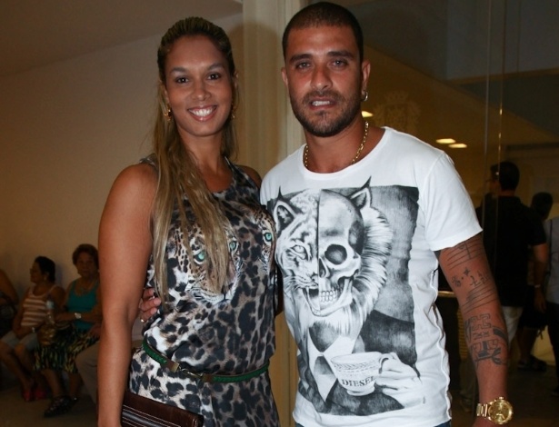 23.dez.2012 - Diogo Nogueira vai ao show de Stevie Wonder e Gil com a mulher, Milena Rocha - Foto Rio News
