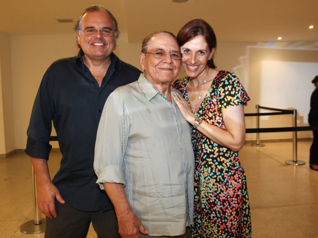 23.dez.2012 - Helcius Pitanguy com o pai, Ivo, e a mulher de Gilberto Gil, Flora, no saguão da casa de shows Imperator, no Rio - Foto Rio News