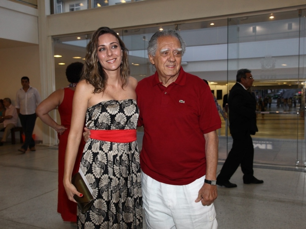 23.dez.2012 - O cineasta Luiz Carlos Barreto e a filha no show de Stevie Wonder e Gilberto Gil no Imperator, Rio de Janeiro - Foto Rio News