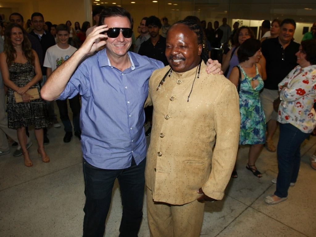 23.dez.2012 - O prefeito do Rio, Eduardo Paes, posa ao lado do sósia de Stevie Wonder, Válter Justino Silva, de 48 anos, mais conhecido como Mr. Justin - Foto Rio News