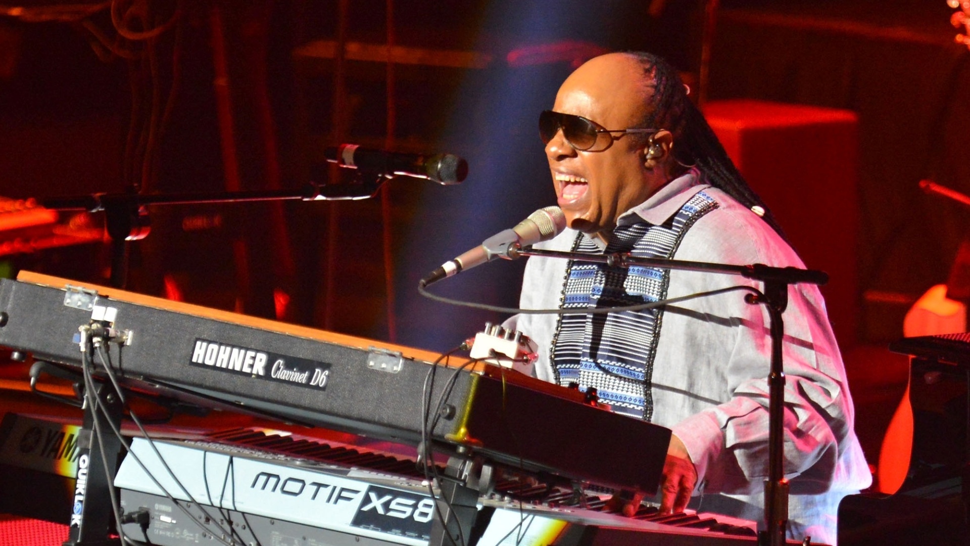 23.dez.2012 - Stevie Wonder se apresenta para uma plateia cheia de famosos, no Imperator, no Rio - André Lobo/UOL