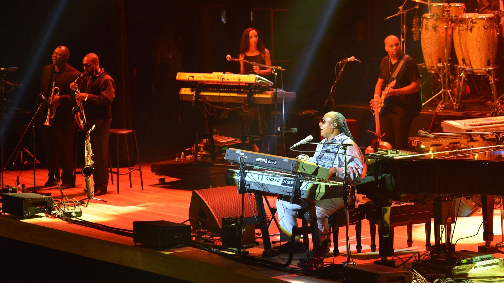 23.dez.2012 - Stevie Wonder se apresenta para uma plateia cheia de famosos, no Imperator, no Rio - André Lobo/UOL