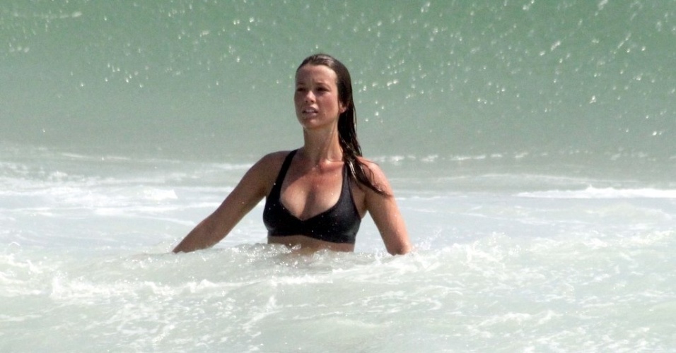 24.dez.2012 - A atriz Juliana Didone foi à praia da Barra da Tijuca, zona oeste do Rio
