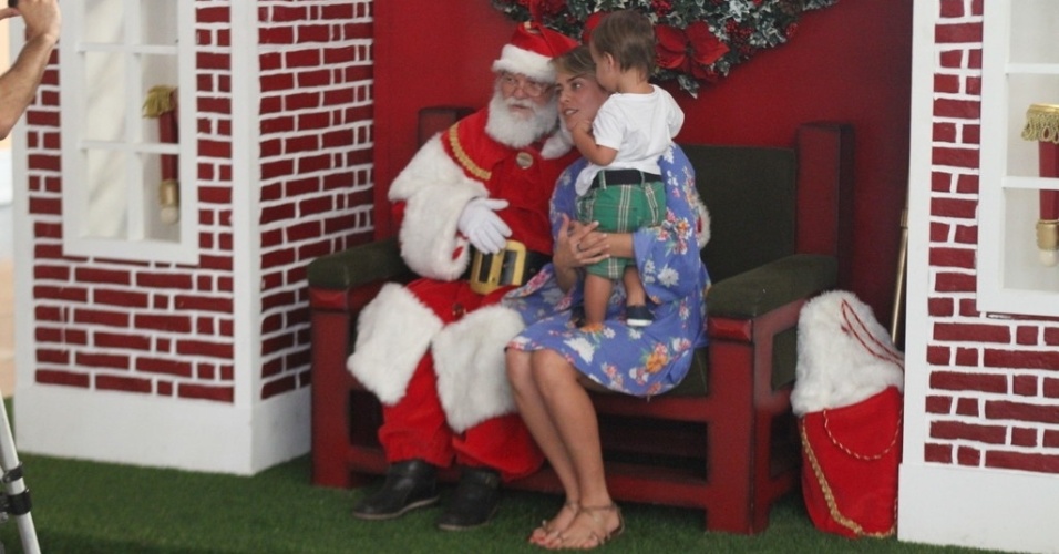 24.Dez.2012 - A atriz Juliana Silveira leva o filho Bento, de um ano e meio, para tirar foto com o Papai Noel em um shopping no Rio de Janeiro