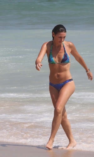 24.dez.2012 - A jornalista Glenda Kozlowski esteve na praia de Ipanema, zona sul do Rio