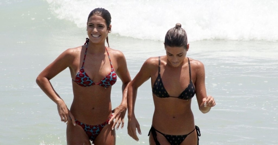 24.dez.2012 - As gêmeas Bia e Branca Feres foram à praia da Barra da Tijuca, zona oeste do Rio