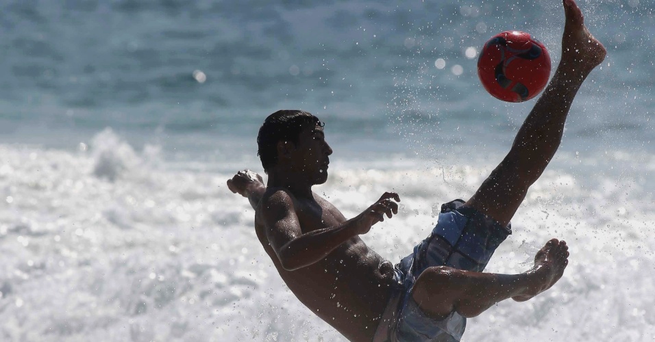 24.dez.2012 - Banhistas aproveitam a praia de Copacabana, zona sul do Rio de Janeiro, nesta segunda-feira(24)