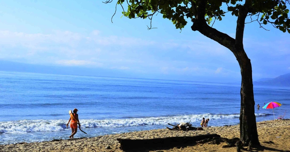 24.dez.2012 - Banhistas aproveitam a praia Martin de Sá, em Caraguatatuba, no litoral norte de São Paulo, nesta segunda-feira (24). A temperatura máxima prevista para a cidade é de 30ºC e a mínima de 21ºC