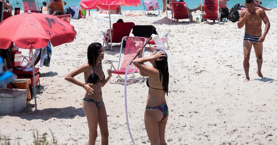24.dez.2012 - Banhistas aproveitam o forte calor na manhã desta segunda-feira (24), na praia da Barra da Tijuca no Rio de Janeiro (RJ), véspera de Natal. Os termômetros registram 32°C