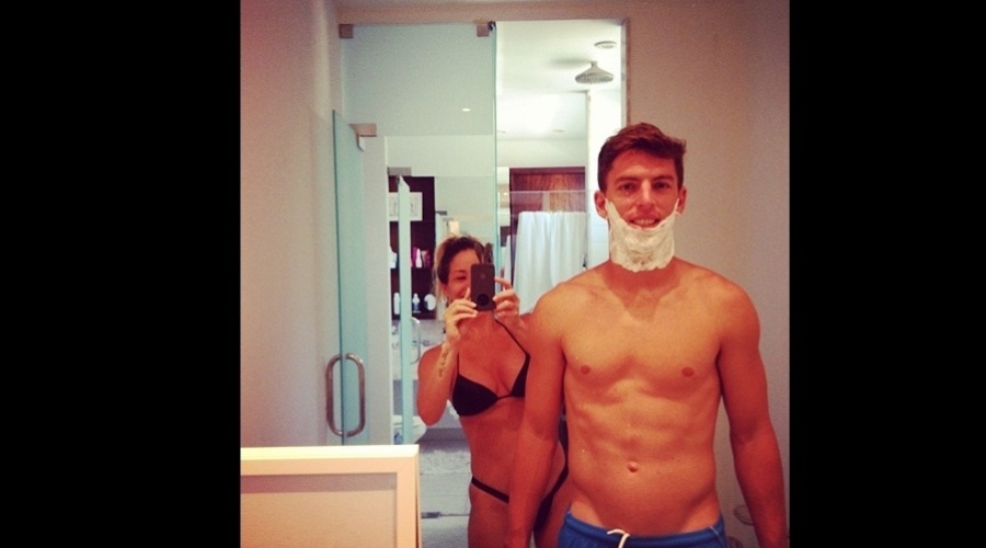 24.dez.2012 - Danielle Winits divulgou uma imagem do namorado, o jogador Amaury Nunes, com o rosto coberto de espuma de barbear imitando uma barba típica de Papai Noel