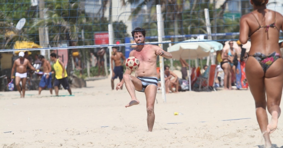 24.dez.2012 - O ator Marcelo Serrado jogou futevôlei na praia de Ipanema, zona sul do Rio