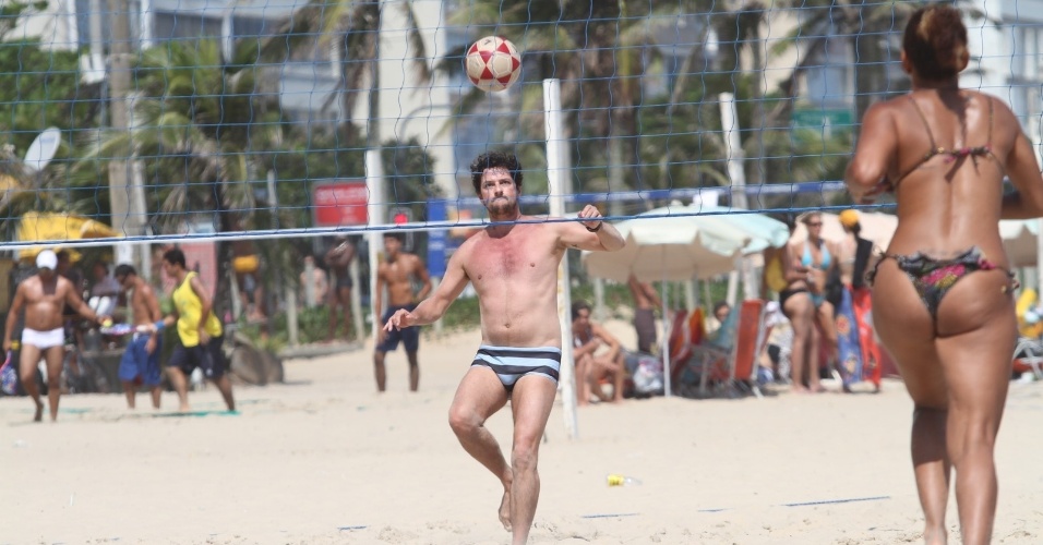 24.dez.2012 - O ator Marcelo Serrado jogou futevôlei na praia de Ipanema, zona sul do Rio