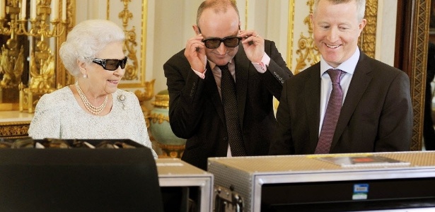 Usando óculos para ver vídeos em 3D, a rainha Elizabeth 2ª gravou sua tradicional mensagem de Natal  - John Stillwell/AFP