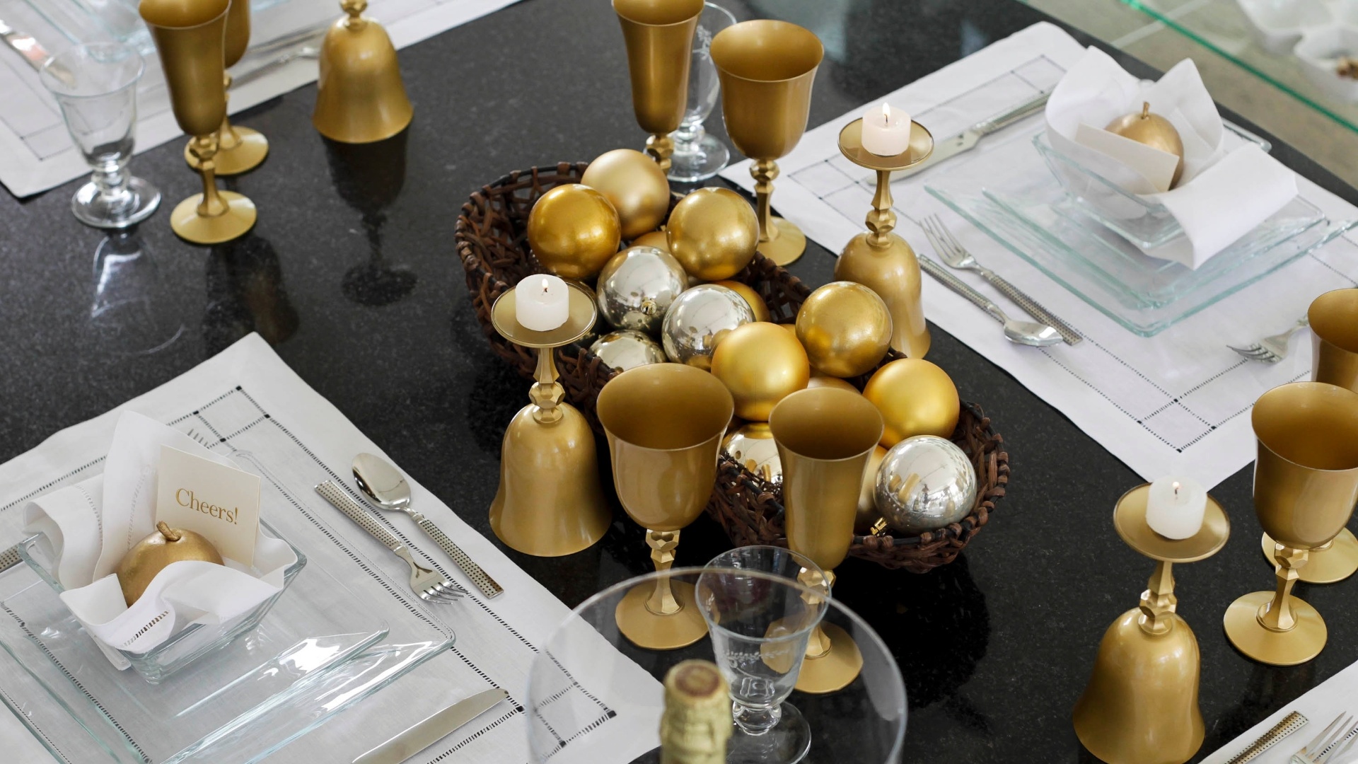 Com objetos e utensílios que você tem em casa, criatividade e pouco investimento é possível montar uma mesa diferente e - porque não? - luxuosa para receber amigos e familiares na festa de Ano Novo. A decoradora Amelinha Amaro, autora dos livros "Mesa, Arte & Detalhes" - volumes 1 e 2, ensina aqui algumas dicas para incrementar a ceia de Réveillon. Tim-tim! - Fernando Donasci/ UOL