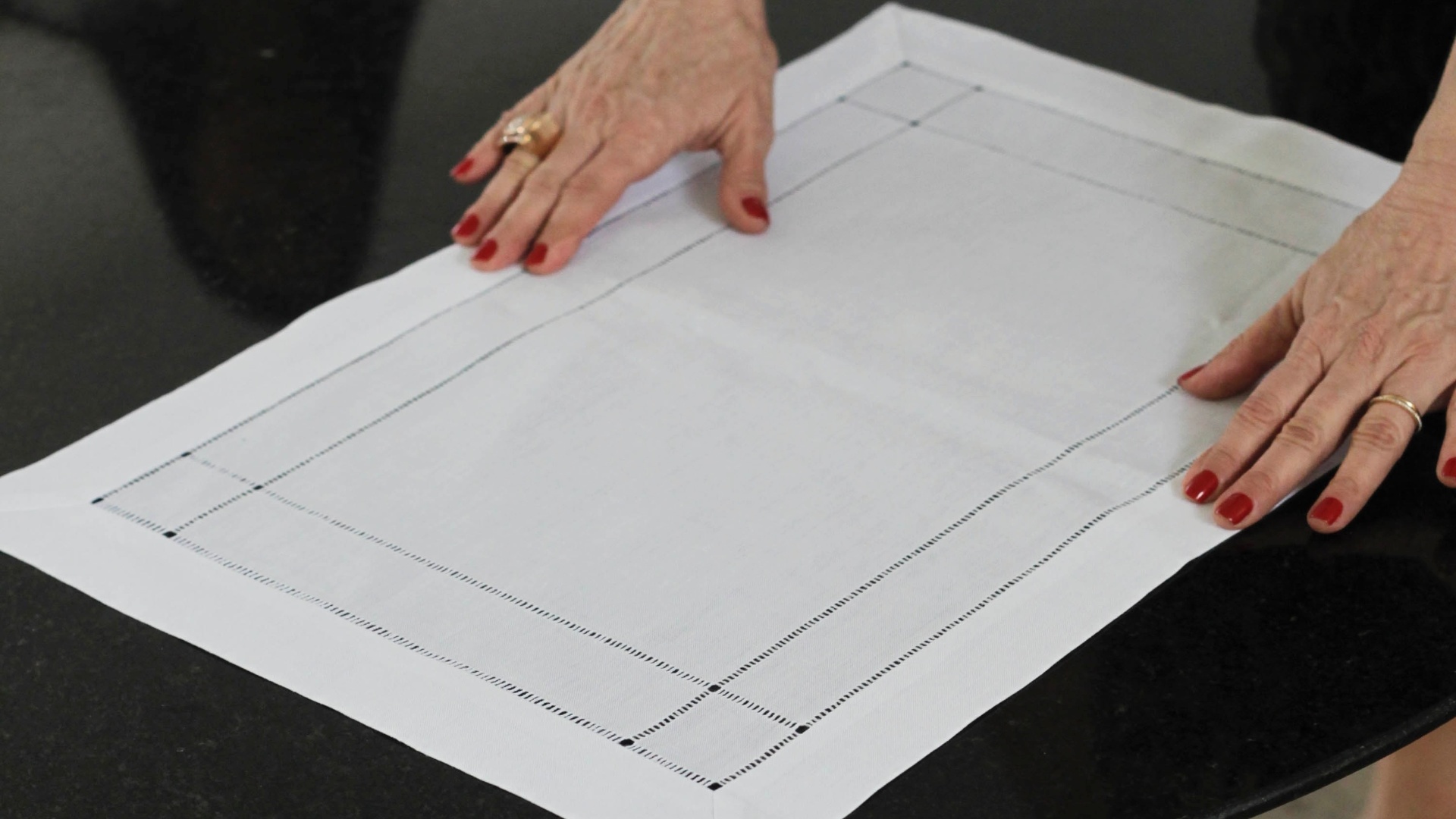 Para a montagem dessa mesa sofisticada e despretensiosa, em vez de toalha, Amelinha usou jogos americanos que podem ser encontrados facilmente. Os escolhidos pela decoradora são de linho, vendidos em kits com quatro peças, na Divino Espaço por R$ 140. Versões em algodão são encontradas na Villa Pano, por R$ 9,90 (cada). Outra sugestão é substituir o jogo americano por sousplat dourado, por R$ 17,90 cada unidade do modelo em plástico, à venda na Preçolândia - Fernando Donasci/ UOL