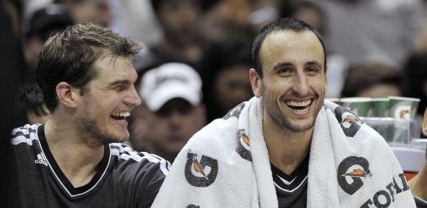 Tiago Splitter (esq) e Manu Ginóbili sorriem no banco na fácil vitória dos Spurs - AP Photo/Darren Abate