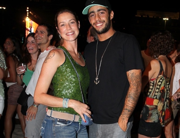 25.Dez.2012 - A atriz Luana Piovani e seu marido, Pedro Scooby, assistem ao show gratuito de Gilberto Gil na praia de Copacabana, no Rio de Janeiro - Manuela Scarpa/Foto Rio News