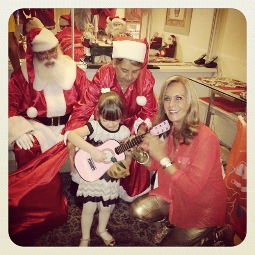 25.dez.2012 - A pequena Rafaella Justus ganhou na noite de Natal um violão rosa de sua avó Helô Pinheiro. A foto foi publicada pela mãe Ticiane Pinheiro no Instagram