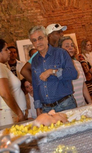 25.Dez.2012 - Caetano Veloso vela o corpo da mãe, Dona Canô, que morreu em Santo Amaro da Purificação, aos 105 anos