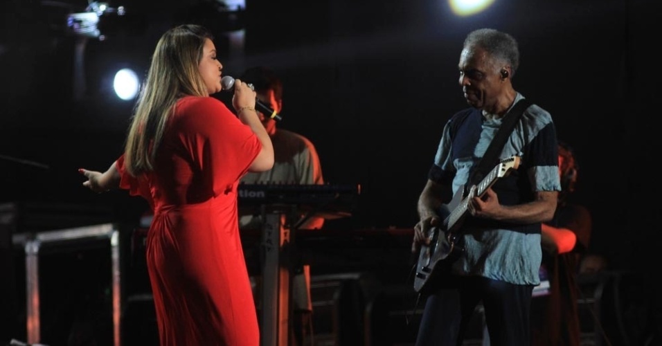 25.Dez.2012 - Gilberto Gil canta com sua filha Preta Gil, em show gratuito na praia de Copacabana, no Rio - Ricardo Cassiano/UOL