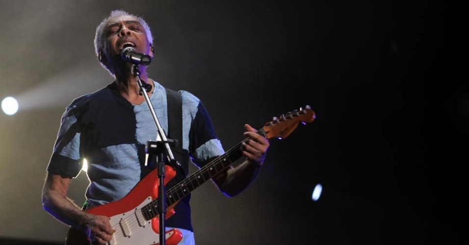 25.Dez.2012 - Gilberto Gil se apresenta em show gratuito na praia de Copacabana, no Rio. Depois dele, sobe ao palco o americano Stevie Wonder - Ricardo Cassiano/UOL